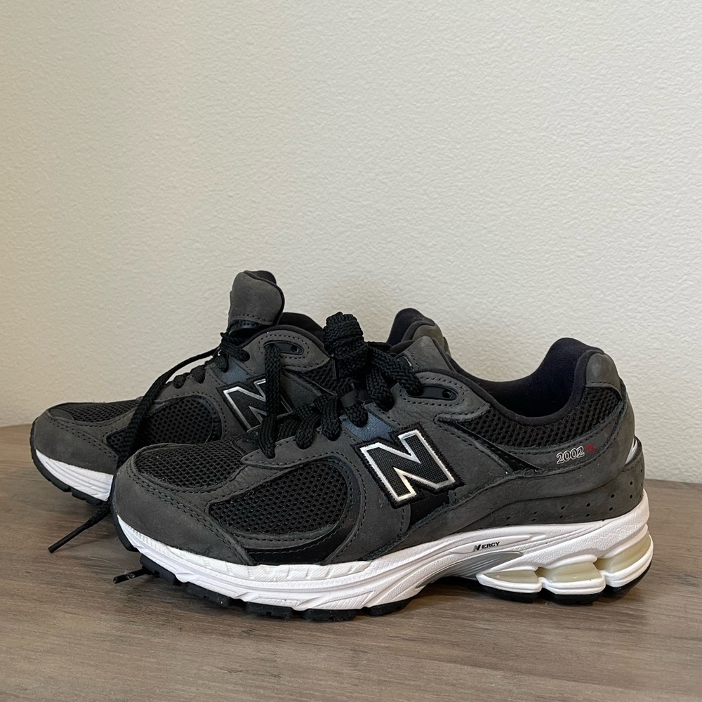 New Balance 2002R OG in Dark Grey. Unisex Sneakers. Men’s 6 - Women’s 7-7,5.